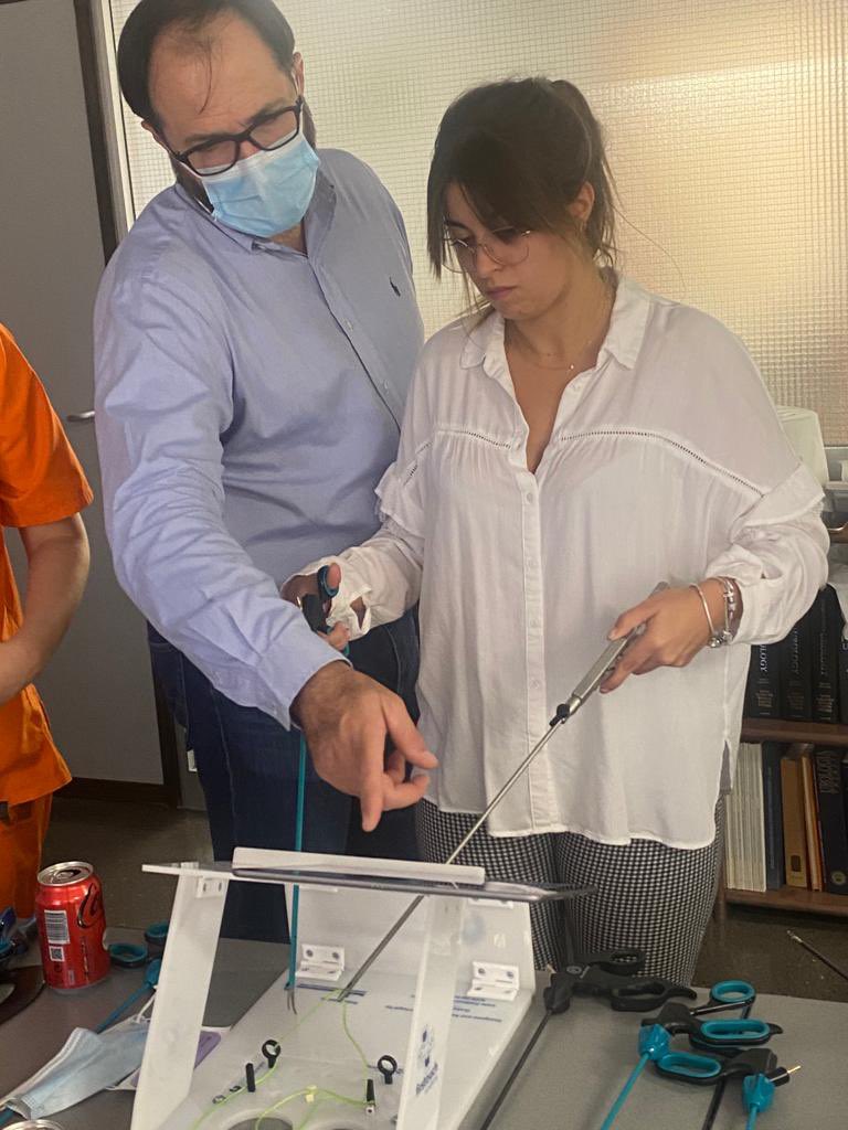 icastivela's tweet photo. FIRST TOUCH HU DE GETAFE. Nuevo curso en este Servicio con gran tradición de cirugía laparoscópica. Es bonito ver el entusiasmo y las ganas de aprender de nuestros residentes. Gracias a @LuisLlanesGonz por la invitación y a IPSEN por el apoyo. @ResidentesAEU #Training4All https://t.co/XwNhGJSiKx