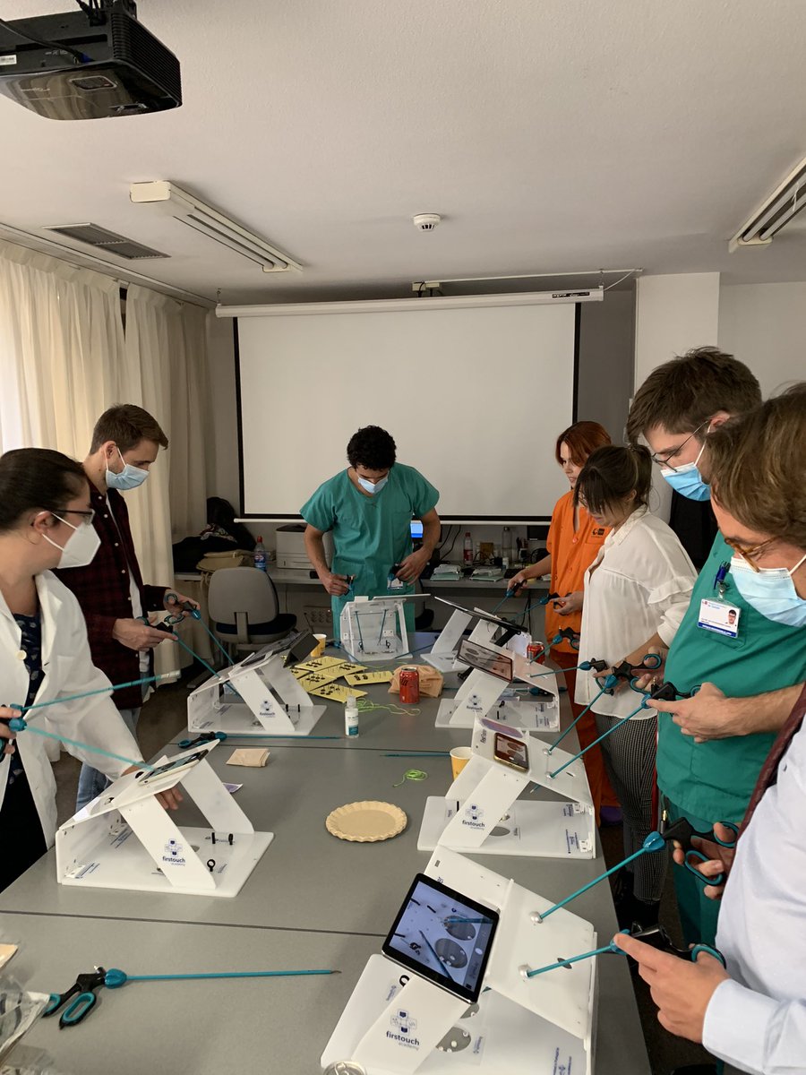 icastivela's tweet photo. FIRST TOUCH HU DE GETAFE. Nuevo curso en este Servicio con gran tradición de cirugía laparoscópica. Es bonito ver el entusiasmo y las ganas de aprender de nuestros residentes. Gracias a @LuisLlanesGonz por la invitación y a IPSEN por el apoyo. @ResidentesAEU #Training4All https://t.co/XwNhGJSiKx