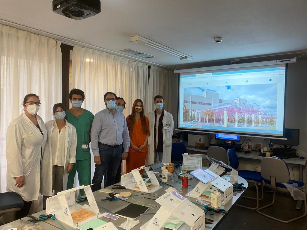 icastivela's tweet photo. FIRST TOUCH HU DE GETAFE. Nuevo curso en este Servicio con gran tradición de cirugía laparoscópica. Es bonito ver el entusiasmo y las ganas de aprender de nuestros residentes. Gracias a @LuisLlanesGonz por la invitación y a IPSEN por el apoyo. @ResidentesAEU #Training4All https://t.co/XwNhGJSiKx