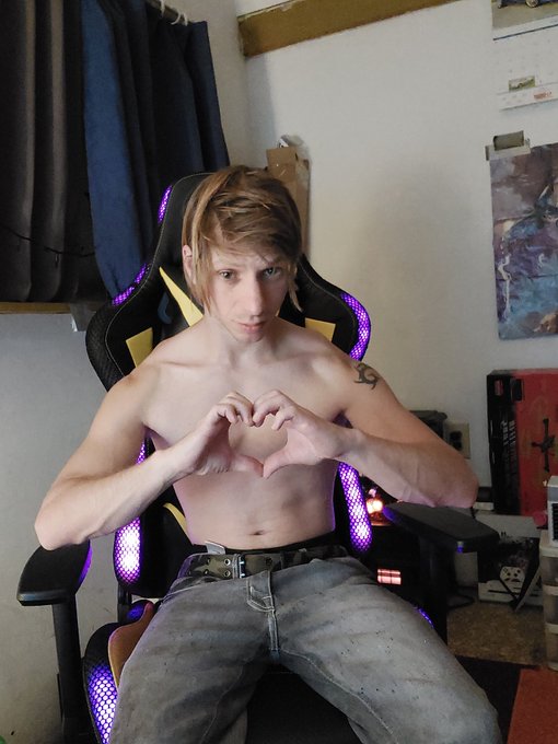 Love my new chair #gamingchair https://t.co/83BhzyEbOZ<a href="/tag/gamingchair"class="tags">#gamingchair</a>