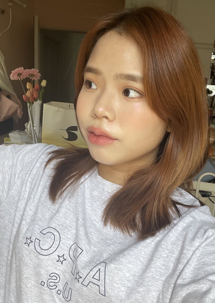 weirderday__'s tweet photo. 🧣ปัดแก้มที่ใช้ทุกวันแบบขาดไม่ได้ช่วงนี้คือ banila co สีน่ารักมาก เป็นแบบ gradation ไล่สี (เบจ-ชมพู) ปัดแยกหรือปัดรวมก็ได้ นี่ว่าสีเค้าดีอะเป็นโทนตุ่นที่ไม่ทึบได้แก้มใสอมชมพูระเรื่อน่ารักแบบนี้เลย ปัดยังไงก็ไม่แจ๋น มีความนมๆนัวๆ พีชปัดแยกกันก่อนรอบนึงละค่อยปัดวนอีกรอบนึงค่าา💘🍅 https://t.co/YFqFW2kDZw