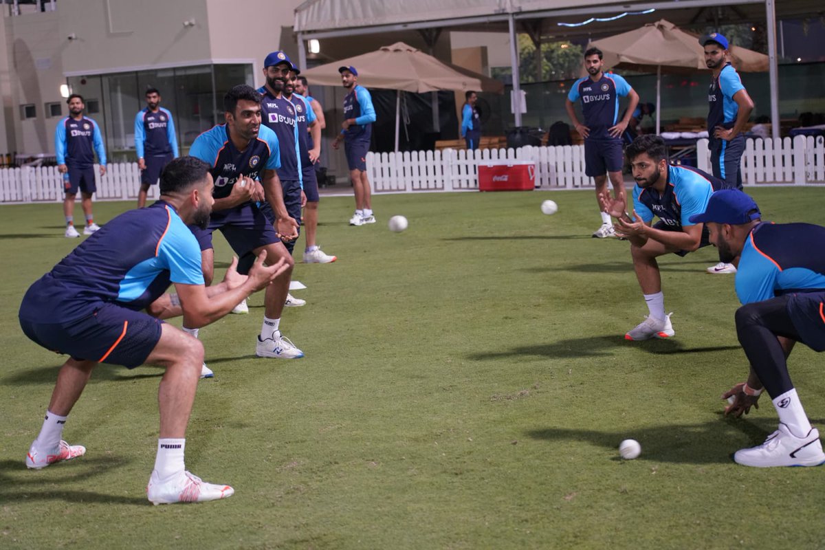 Tossing in more curiosity for Sunday! 

#WhistlePodu #Yellove 🦁💛 
📸: <a href="/BCCI/">BCCI</a>