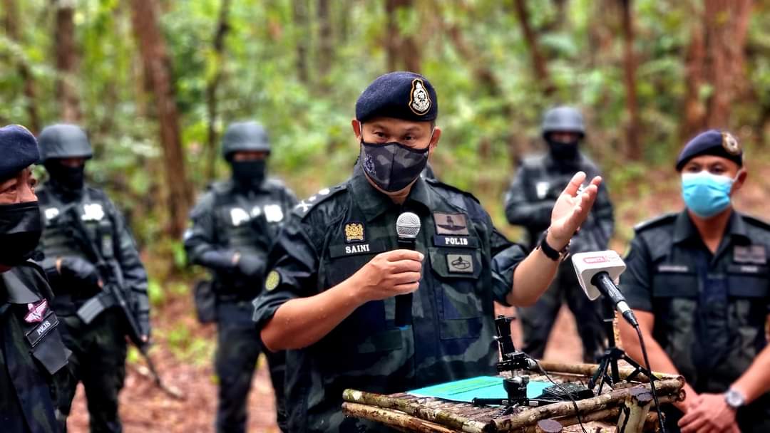 Komander Pasukan Gerakan Am (PGA) Briged Sarawak, SAC Saini Bongkek menunjukan demonstrasi penugasan harian dilakukan anggota PGA di kawasan sempadan di Kem PGA Batu Kawa Kuching.