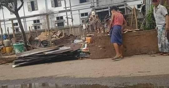 လှိုင်သာယာမြို့နယ် ရန်ကုန်-ပုသိမ် လမ်းမကြီးဘေး ဘယ်ညာရှိ ကျူးကျော်နေအိမ်များအား ဖြိုဖျက်နေပြီဖြစ်ပြီး ဘူဒိုဇာကားများ၊ အထိကရုဏ်းနိုင်နင်းရေးကားများ၊ အချုပ်ကား၊ စစ်ကားများနှင့် ရဲကား၊ စည်ပင်ကားများလည်းအမြောက်အများပါဝင်ကာ အင်အားအလုံးအရင်းဖြင့်ဖြိုဖျက်နေကြပြီ၊
အောက်တိုဘာလ ၂၈ ရက်