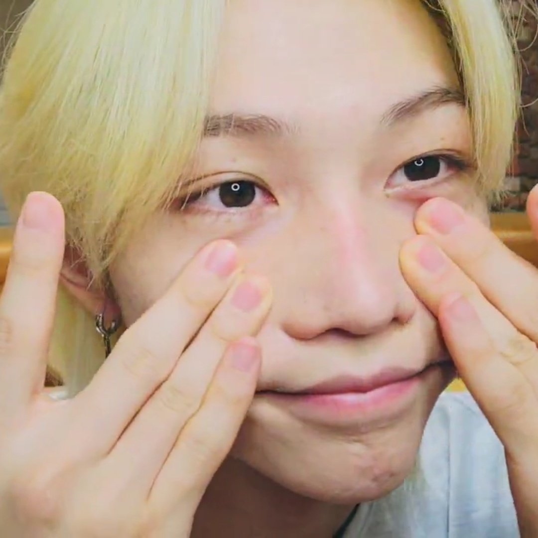 Hanielino's tweet photo. Felix apologizing and trying to remove his foundation so that we can see his freckles...😭 https://t.co/shrYgh4Z65