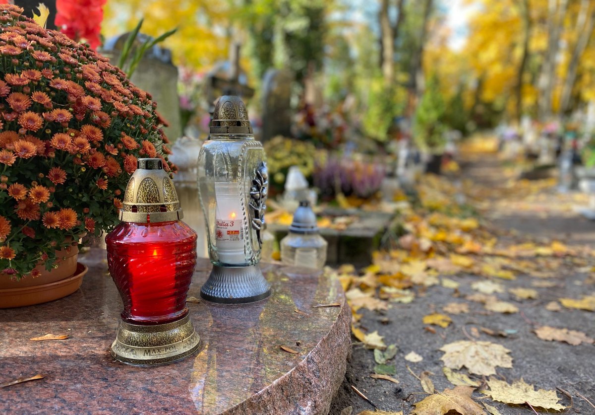 Decyzją Penitencjarii Apostolskiej także w tym roku, ze względu na pandemię Covid-19, będzie można otrzymać #odpust zupełny za wiernych zmarłych przez cały listopad, a nie tylko przez osiem dni od Uroczystości #WszystkichŚwiętych.