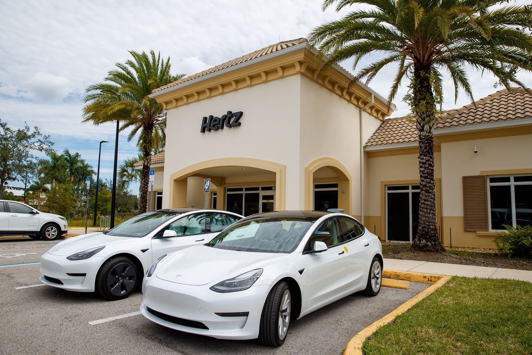 Pachecosss's tweet photo. Same Asset, different businesses. Get ready to see this cycle, again and again. Even on purpose vehicles. Uber will rent Teslas to its drivers through new Hertz partnership https://t.co/Br5Os5AOXl
#mobility 
#ridesharing
#virtualasset. https://t.co/45LdT6e7fW