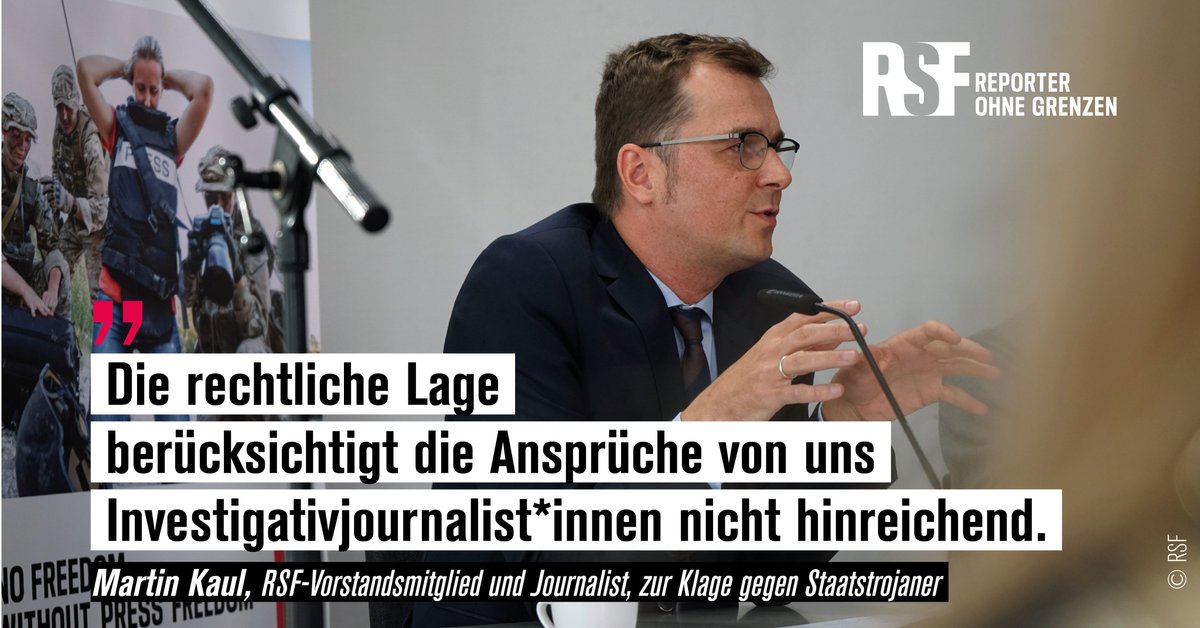 Person spricht auf Podium