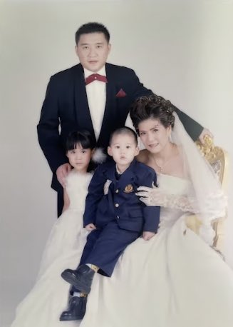 callmechorpor's tweet photo. ทุกคนมาดูปีปีตอนเด็กเร้ว ไม่แปลกใจเลยที่น้องเติบโตมาน่ารักขนาดนี้ ทุกคนรอบตัวน่ารักกับน้องปีปีมากๆเลย ฮือ 🥺🤏🏻💖 https://t.co/YfUO8skj09