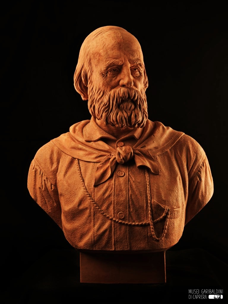 MuseiCaprera's tweet photo. Avete mai notato, in quella che chiamiamo la "stanza di morte" di #Garibaldi, il busto in terracotta che lo raffigura? Di artista ignoto, rappresenta l’eroe anziano, con il fazzoletto annodato al collo, la camicia, il cordone che trattiene il pince-nez nascosto nel taschino.🧐 https://t.co/mW07i7NnqZ