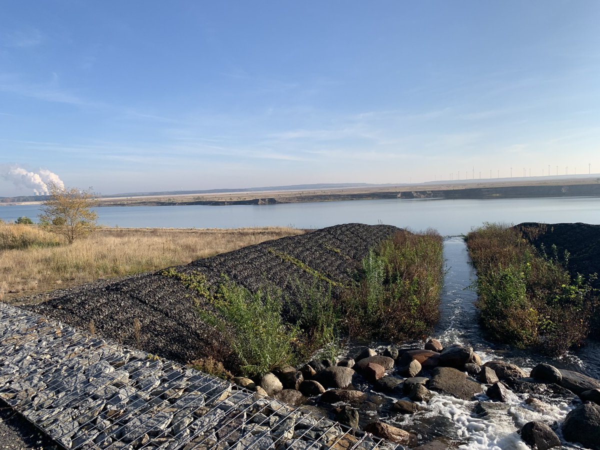 JSyhre's tweet image. #Wasser im Cottbuser Ostsee! Bis Mitte der 20er Jahre soll der See geflutet sein. 80% des 💦 kommt aus der Spree. In Zeiten der #Klimakrise fragt man sich, reicht das💧? See als Speicher &amp;amp; zur Klimaanpassung zu nutzen, klingt da zukunftsgerichtet! Auf Tour mit der @GrueneLTBB 💚