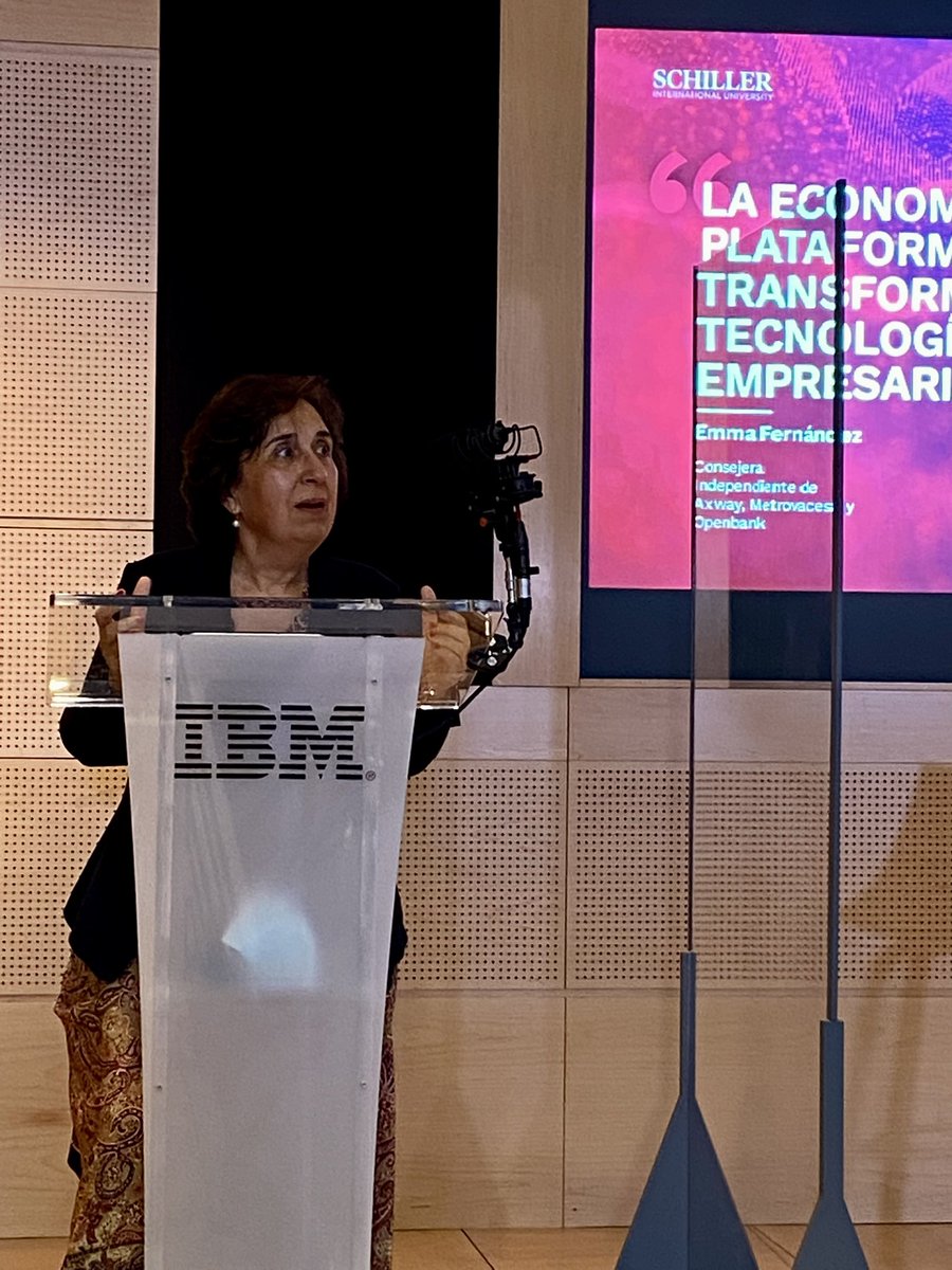 CarmenGMenor's tweet image. Saber comunicar será tan importante como las matemáticas en el nuevo contexto digital, según @EmmaFdezA en el #SIBT @IBM_ES #IBMClientCenter @Schiller_SIU