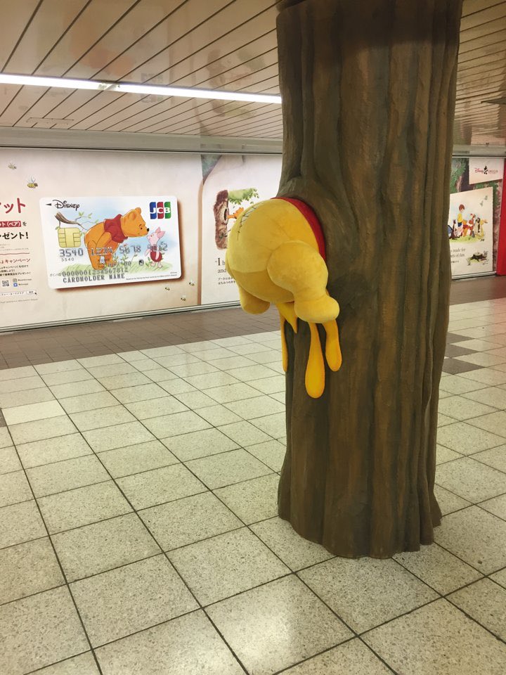 駅の地下道を歩いていると プーさんが柱にぶっ刺さっていた 話題の画像プラス 駅の地下道を歩いていると プーさんが柱にぶっ刺さっていた 話題の画像プラス