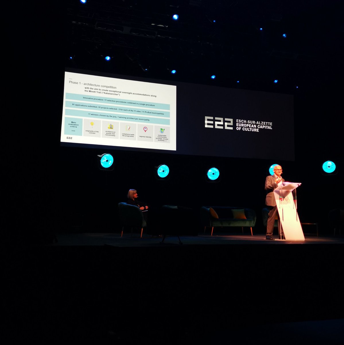 Esch_2022's tweet photo. Pierre Hurt, Director of the Ordre des Architectes et des Ingénieurs-Conseils (@OAI_lu) presenting the Minett Trail ("Kabaisercher")
#remixculture #remixfuture #remixart #remixeurope #remixnature #remixyourself #europeancapitalofculture #ExperienceEsch2022 https://t.co/Z3snLqilQA