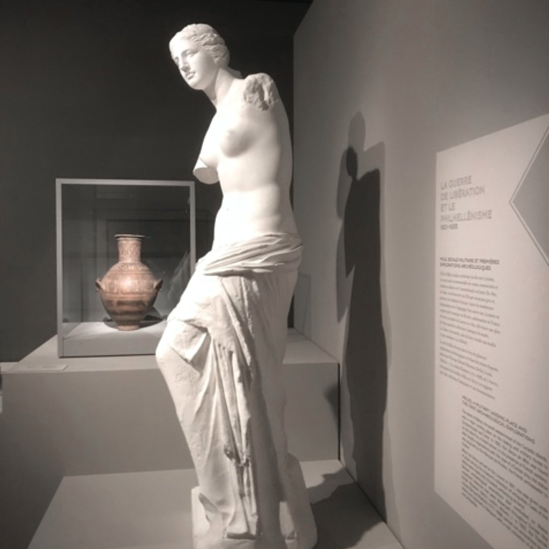 univpaulvalery's tweet photo. Quelques photos du moulage de la Venus de Milo en place au @museelouvre 
Un voyage sans encombres depuis le @museeupv jusqu'à #Paris.
#Expo | "Paris-Athènes. Naissance de la Grèce moderne" : visible jusqu'au 07.02.22
#culture #sculpture #ArtGrec #Louvre @ministerecc https://t.co/LgLeckjxYb