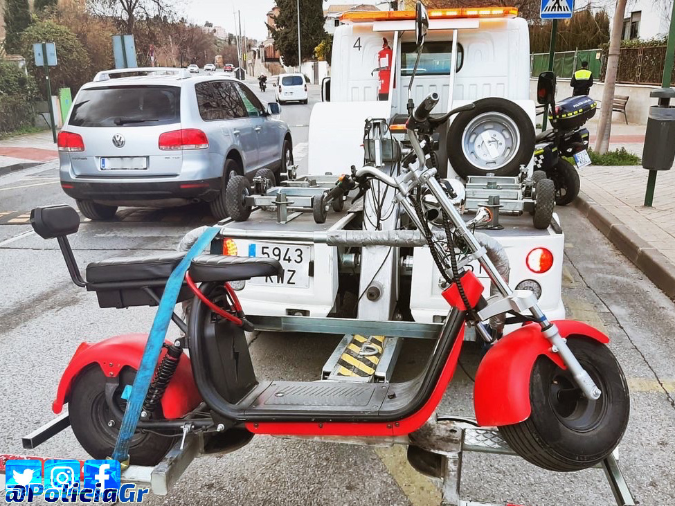 ¿Tienes o quieres adquirir un #VMP?
Debes de tener claro que no todos los vehículos eléctricos ⚡️, son #VMP. 
El de la foto es un ciclomotor, y por tanto, para circular con él, debe matricularse y para conducirlo hay que tener permiso de la clase AM.