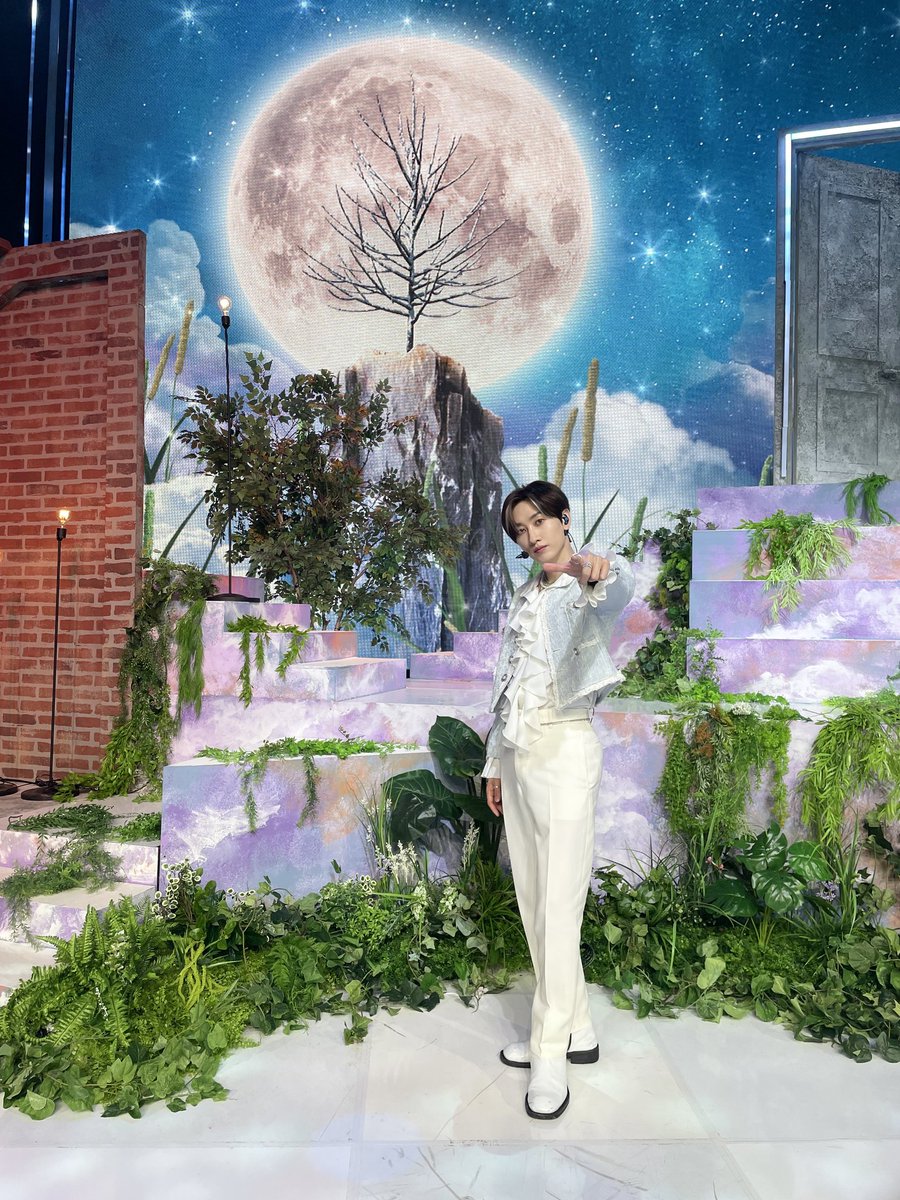 Image for Mcountdown 2021.10.28. Eunhyuk's 'be', who raised a bright full moon in Elf's heart today too🌕 Eunhyuk EUNHYUK be SuperJuniorDnE_COUNTDOWN M Countdown https://t.co/wtKO7O5VPD