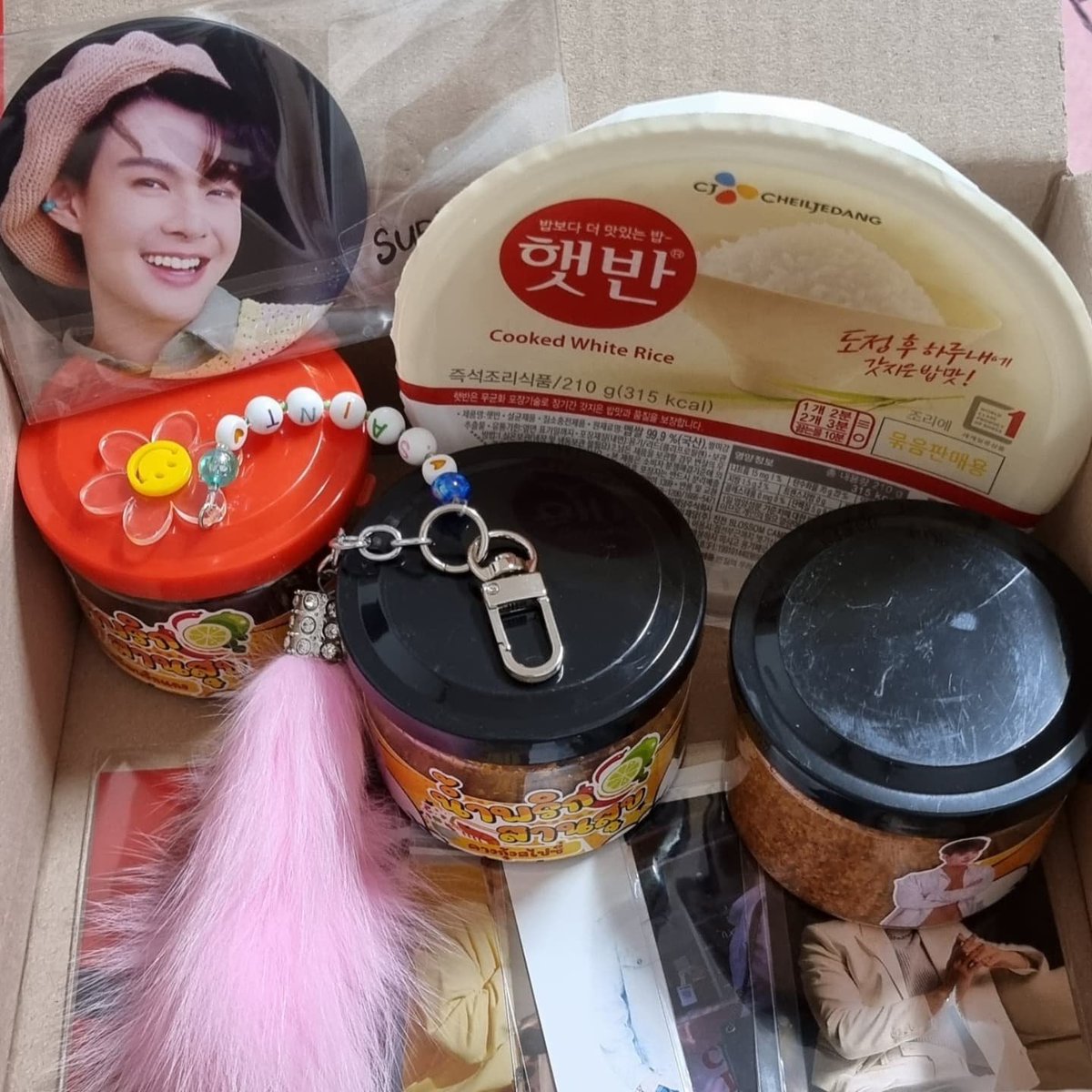 TTOTI0606's tweet photo. 산숙이 도착!
포카 욕심에 또 주문했어요.
이번에도 매우 만족합니다.
선물도 보내주셔서 고마워요.
공구 진행하느라 힘들었을텐데~
감사합니다.
잘 먹고 잘 사용할게요.
#산숙공구 #saansook #Saint_sup https://t.co/m9zPx6RaSc
