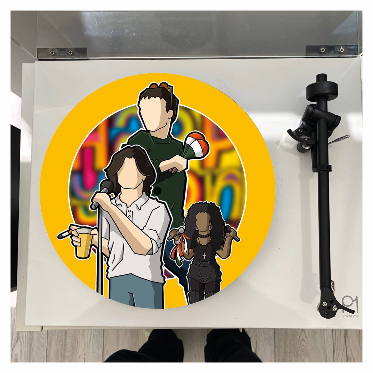 vinylsoulimages's tweet photo. SOMEBODY CALL THE COPS….. #happymondays #slipmat #rowetta #bez #shaunryder #vinylslipmat #musicart #popart #regaturntable #yellow #beer #music #manchester #madchester #factoryrecords https://t.co/9zVgQYbZRv