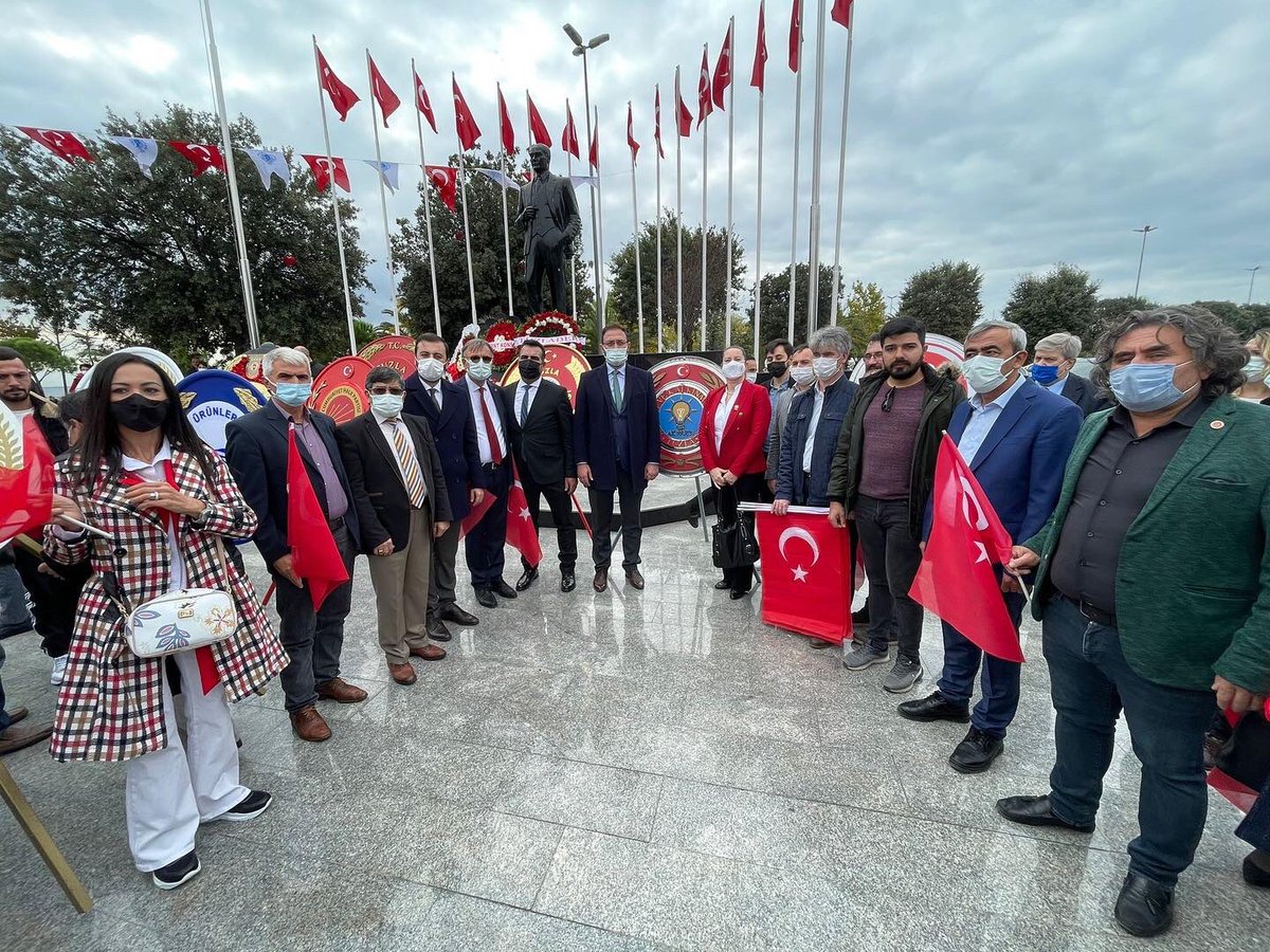 avtalhatayfur's tweet photo. 29 Ekim Cumhuriyet Bayramı münasebetiyle, Sahil Tören Alanı’nda Çelenk Sunma Töreni büyük bir katılım ve coşku ile gerçekleştirildi. https://t.co/L5AREucbZj