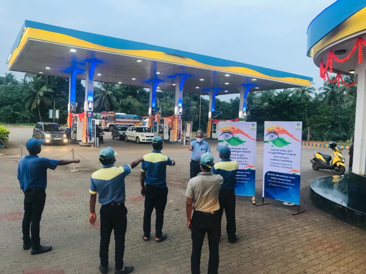 BPCRetailCalicu's tweet photo. Vigilance Awareness Pledge taken at Outlets of Calicut Territory
#vigilanceawarenessweek2021 
@BPCLRetail https://t.co/yuXFsPPdzm