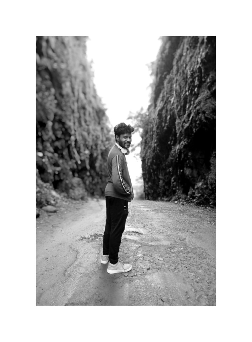 kd_dhamale's tweet photo. • बावरा मन देखने चला एक सपना •
.
.
.
.
.
#blacknwhite #portrait 
#peace #love #life #nature #believe #meditation #happy #hope #loveyourself #positivevibes #smile #yourself #actor #writer #director #kirankddhamale https://t.co/LqvgtLbvmk