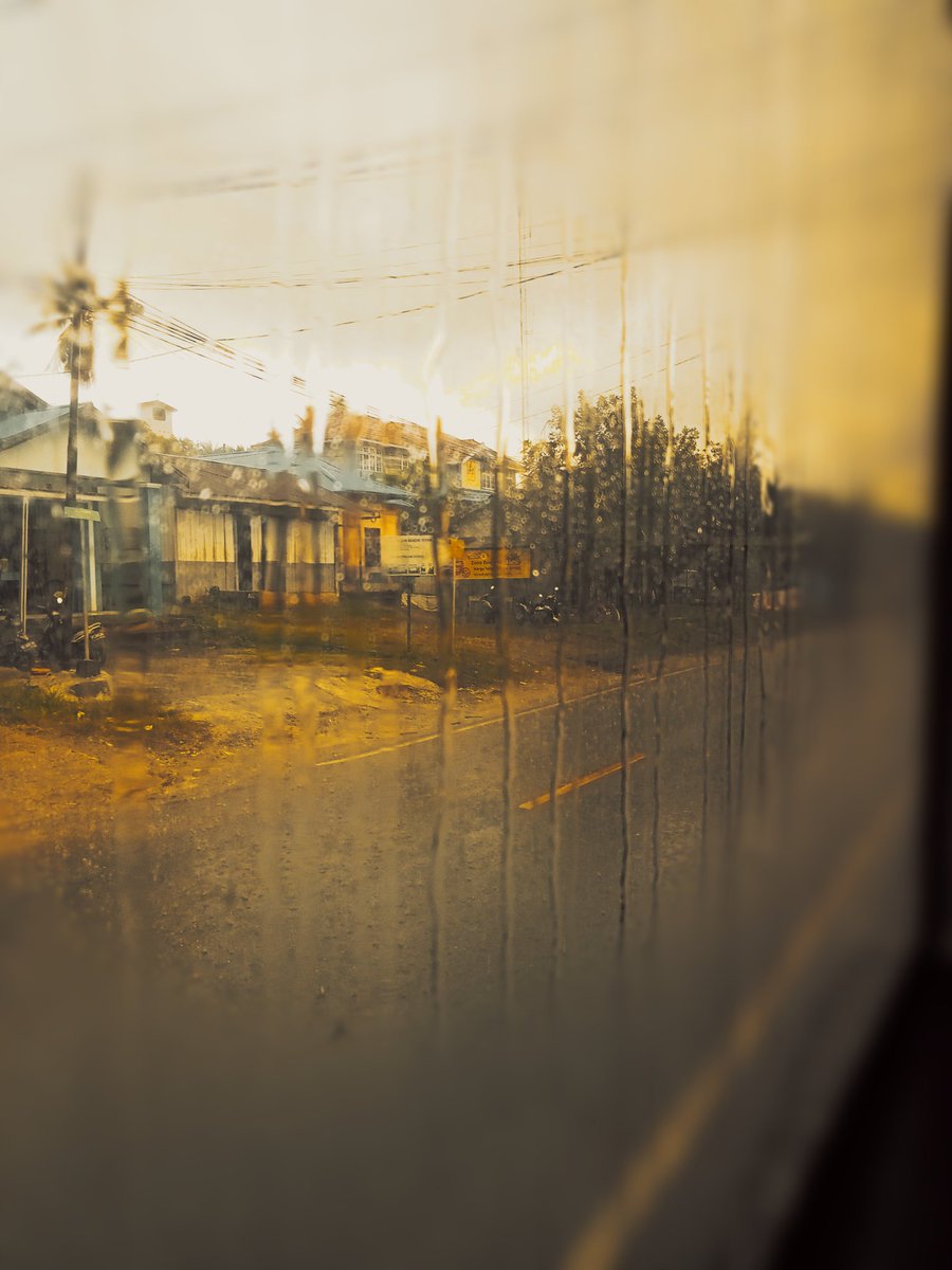 Pada perjalanan menuju selatan pulau ada hujan yang meleleh pada kaca kendaraan ⛈️
