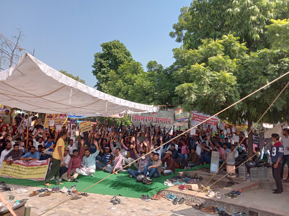 TheUpenYadav's tweet photo. बेरोजगारों की विभिन्न मांगों को लेकर शहीद स्मारक पर 15 वे दिन भी संघर्ष जारी है l
आश्वासन नहीं परिणाम चाहिए l
@ashokgehlot51 @RajCMO 
@RajGovOfficial https://t.co/nIdgBH5jBQ