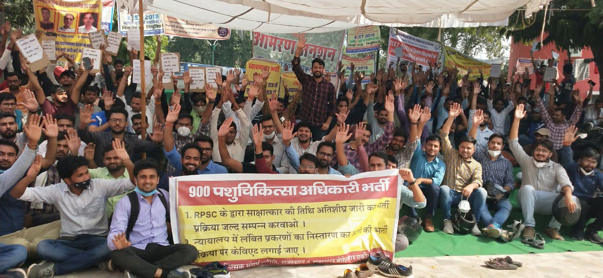 TheUpenYadav's tweet photo. बेरोजगारों की विभिन्न मांगों को लेकर शहीद स्मारक पर 15 वे दिन भी संघर्ष जारी है l
आश्वासन नहीं परिणाम चाहिए l
@ashokgehlot51 @RajCMO 
@RajGovOfficial https://t.co/nIdgBH5jBQ