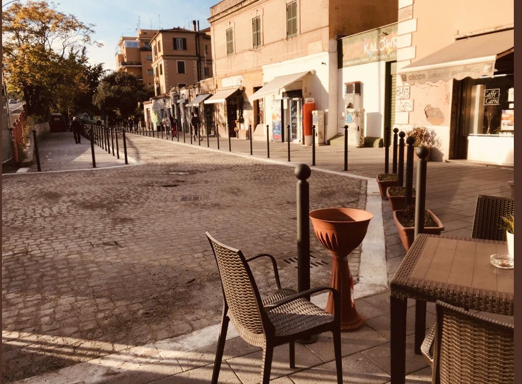GRAB_Roma's tweet photo. Ma eccolo!
Pronto il primo tratto del #GRAB:
l’isola ambientale al #QuadraroVecchio.
Molto + spazio e precedenza a #pedoni 🦶 e #ciclisti 🚲 e meno alle auto 🚘.
Festeggiamo? https://t.co/GVcKSVPj0R