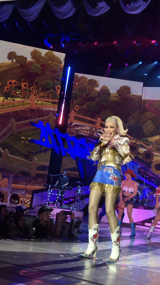 madelinebrookee's tweet photo. The most CHAOTIC show in the BEST WAY @gwenstefani THANK U!!❤️❤️ #show52 #justagirlvegas https://t.co/P1jw87U3mi