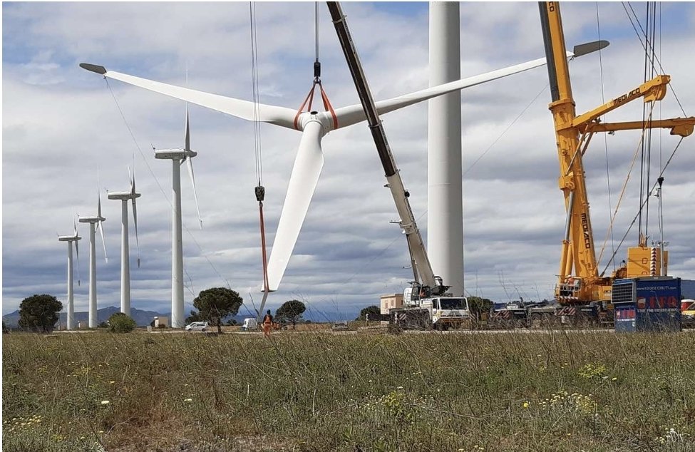 PPEEBPORG's tweet photo. Le "#repowering" est en réalité un nouveau massacre du paysage.
Ex: à Champigny en Rochereau, #SERGIES remplace 4 éoliennes de 120 mètres de haut âgées de 13 ans par quatre autres d'une hauteur de 230 mètres.
Et @feeasso veut nous faire croire que les nuisances sont les mêmes ! https://t.co/FIh8mIFWad