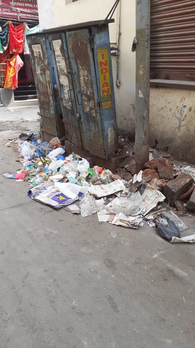 mrqfan's tweet photo. Sir, @GHMCOnline please clear this garbage. Location: Near Jaju Saree Center, Begum Bazaar Chatri https://t.co/NuxmK1CjGi