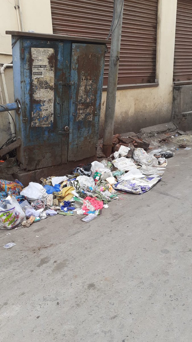 mrqfan's tweet photo. Sir, @GHMCOnline please clear this garbage. Location: Near Jaju Saree Center, Begum Bazaar Chatri https://t.co/NuxmK1CjGi