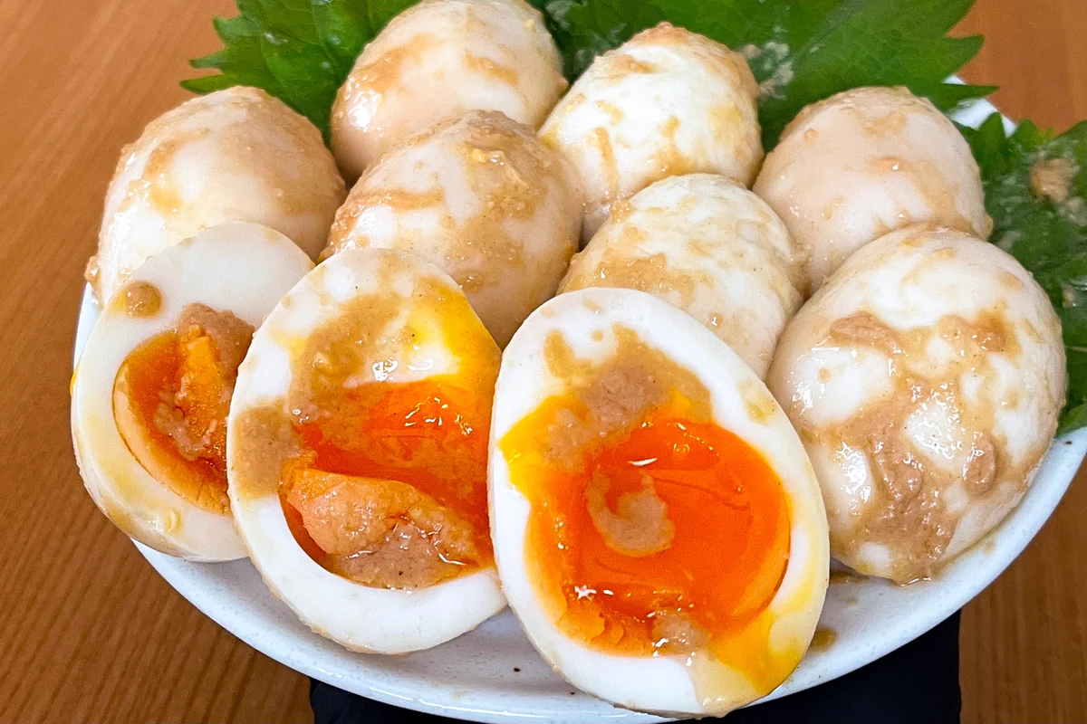 至高の味噌漬け半熟たまご。にんにくとごま油のこってり感と濃厚なみそ風味。