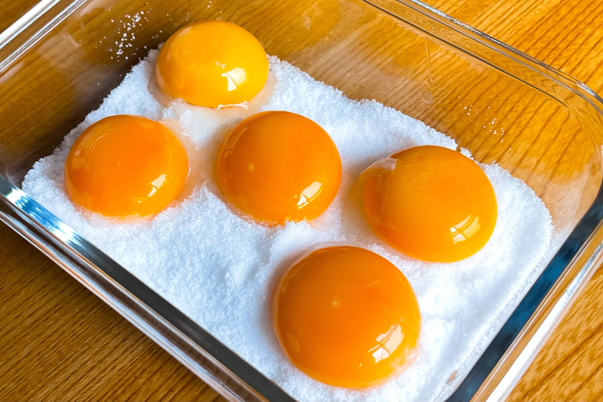 最強濃度のTKG！黄金に輝く、卵黄の塩漬けがこちら！