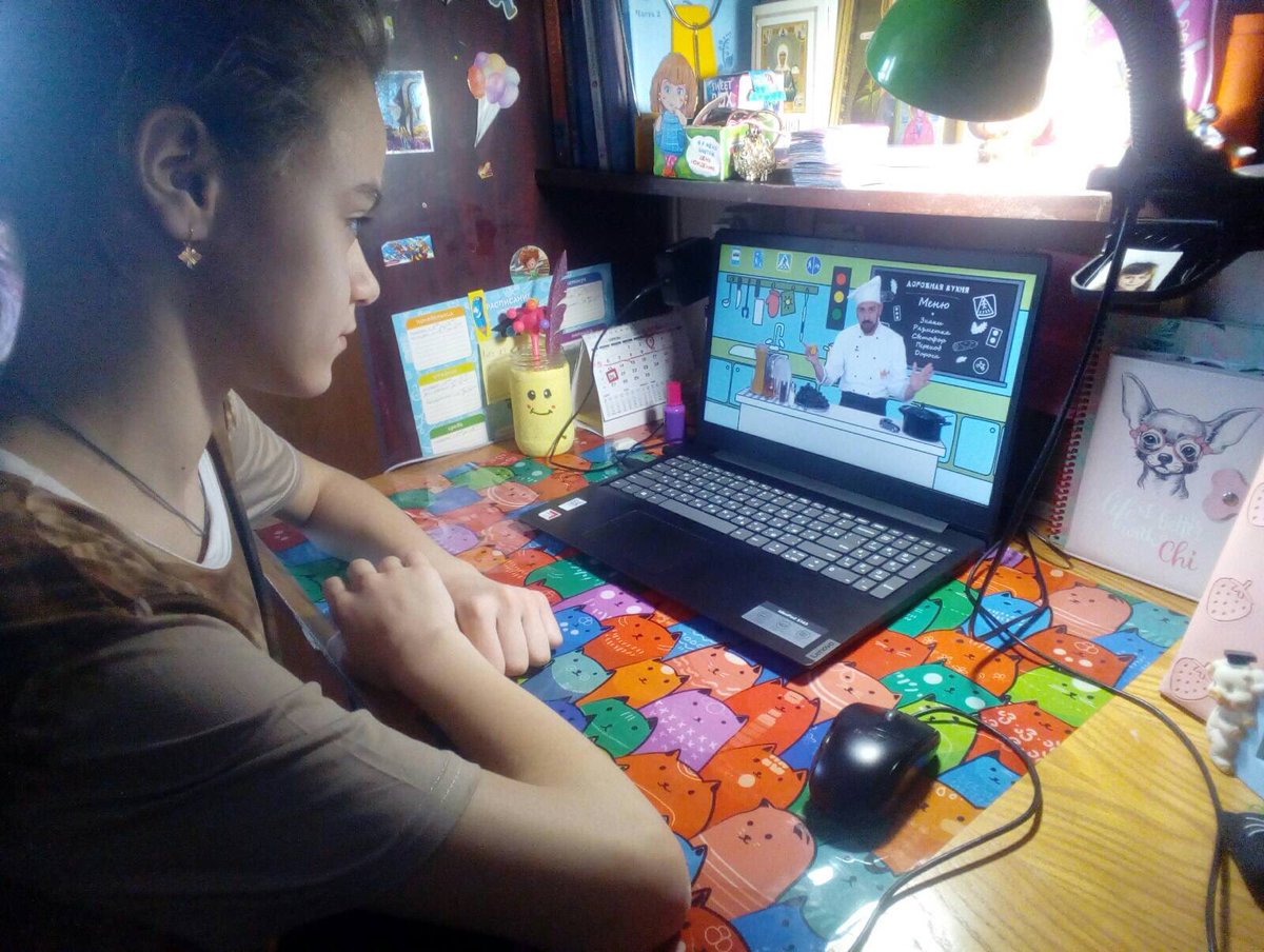 В рамках проведения месячника дорожного движения учащиеся ГБОУ СОШ №3 пгт Безенчук просмотрели обучающий фильм о правилах дорожного движения «Дорожная кухня»