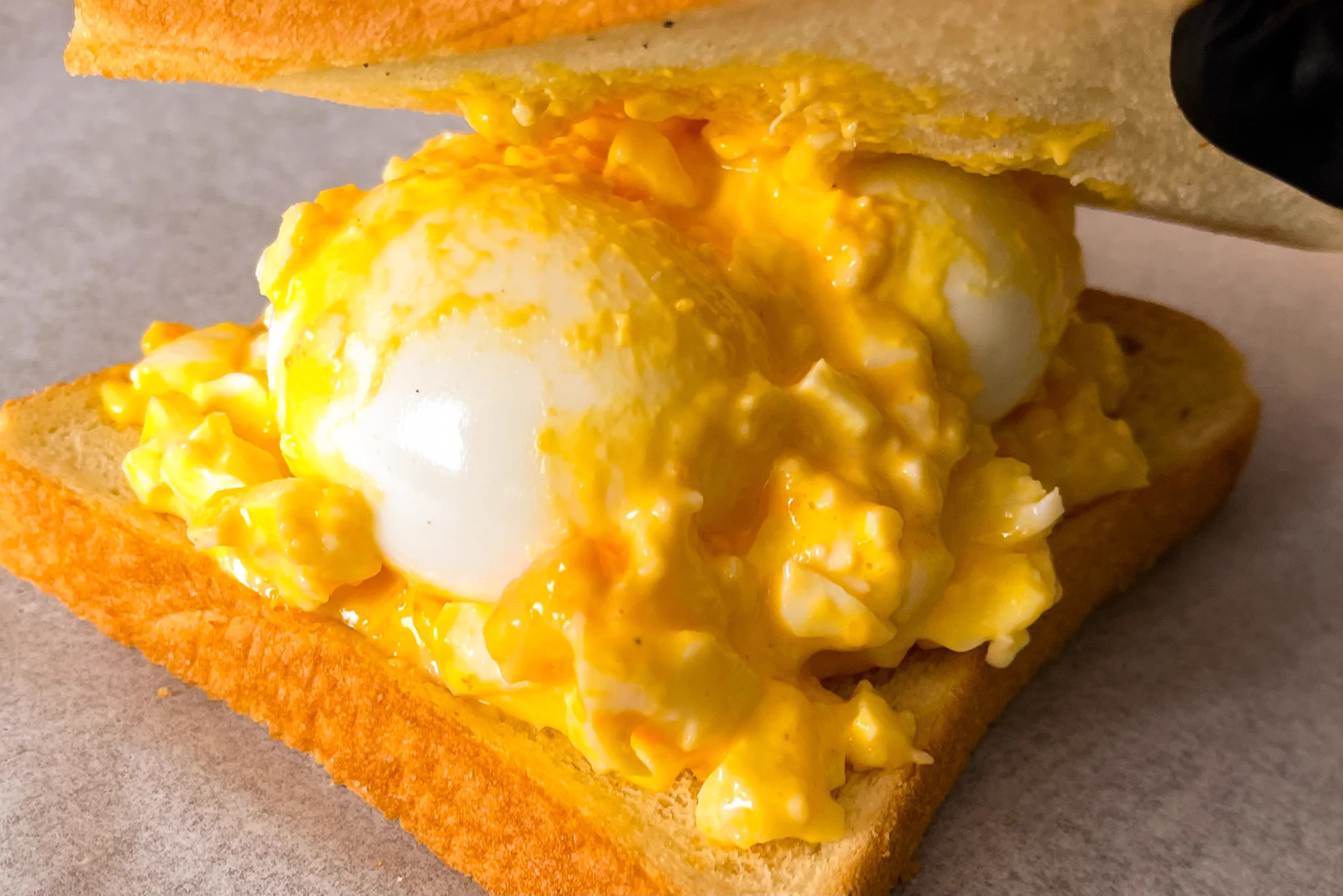 試してみたい！とろとろな半熟卵がとっても美味しそうな「たまごサンド」レシピ！