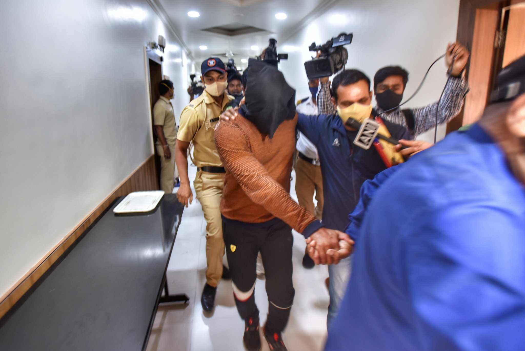 FCxGjqLUYAIHukF?format=jpg&name=large