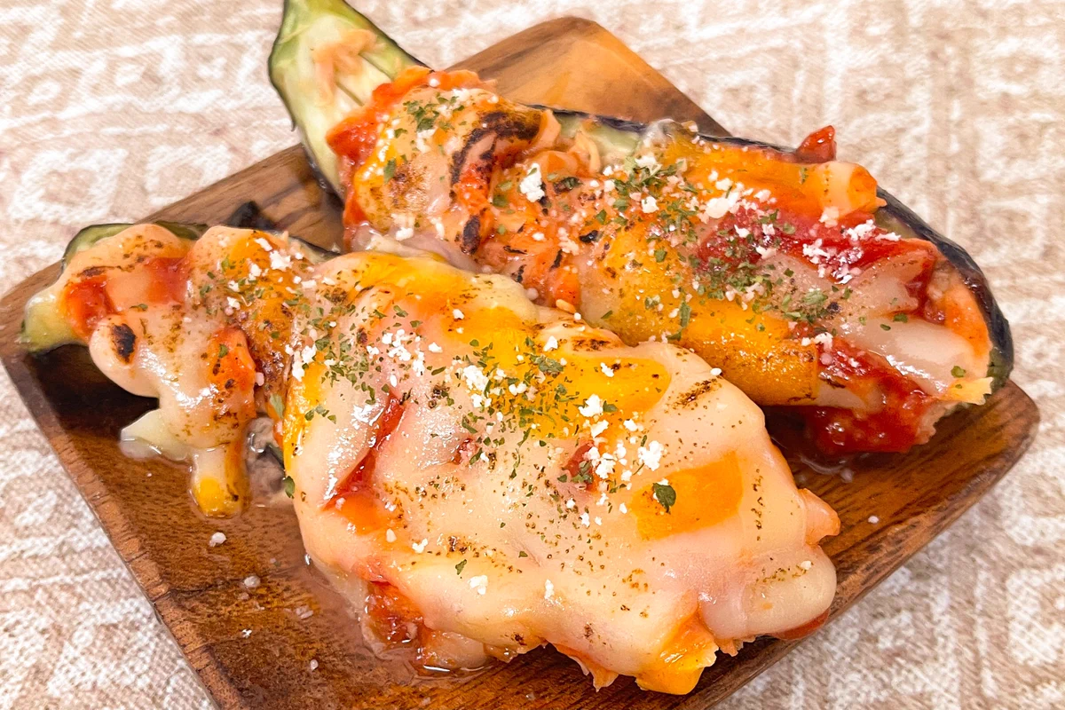 とろけたチーズとナスの組み合わせがとっても美味しそう！ナスをピザ風に仕上げた料理のレシピ！