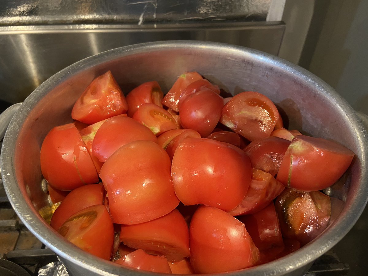 repubrew_2020's tweet photo. 周年イベントで出すお料理の食材たちは、出来るだけ地物野菜にこだわり、料理長のてるさんがコース料理を組み立てています。
そして、時間をかけてじっくり火にかけて作っているものも多いため、旨みと愛情ががぎゅーっと詰まってます❤️‍🔥

クラフトビールとのペアリングもありますのでお楽しみに🎁🍻 https://t.co/P5BFj1SqIl