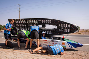 bluepointvenues's tweet photo. 🟦 𝗛𝗲𝗰𝘁𝗶𝗰 𝗱𝗮𝘆 𝗶𝗻 𝗠𝗼𝗿𝗼𝗰𝗰𝗮𝗻 𝗦𝗮𝗵𝗮𝗿𝗮!
The @solarteam_be drops to second place in the Solar Challenge Morocco due to hectic traffic and tyre failure. Anything can still happen in the last two days! 💪
#SCM2021 #solarchallengemorocco #bluepointatlas https://t.co/HbaOXKsLpu