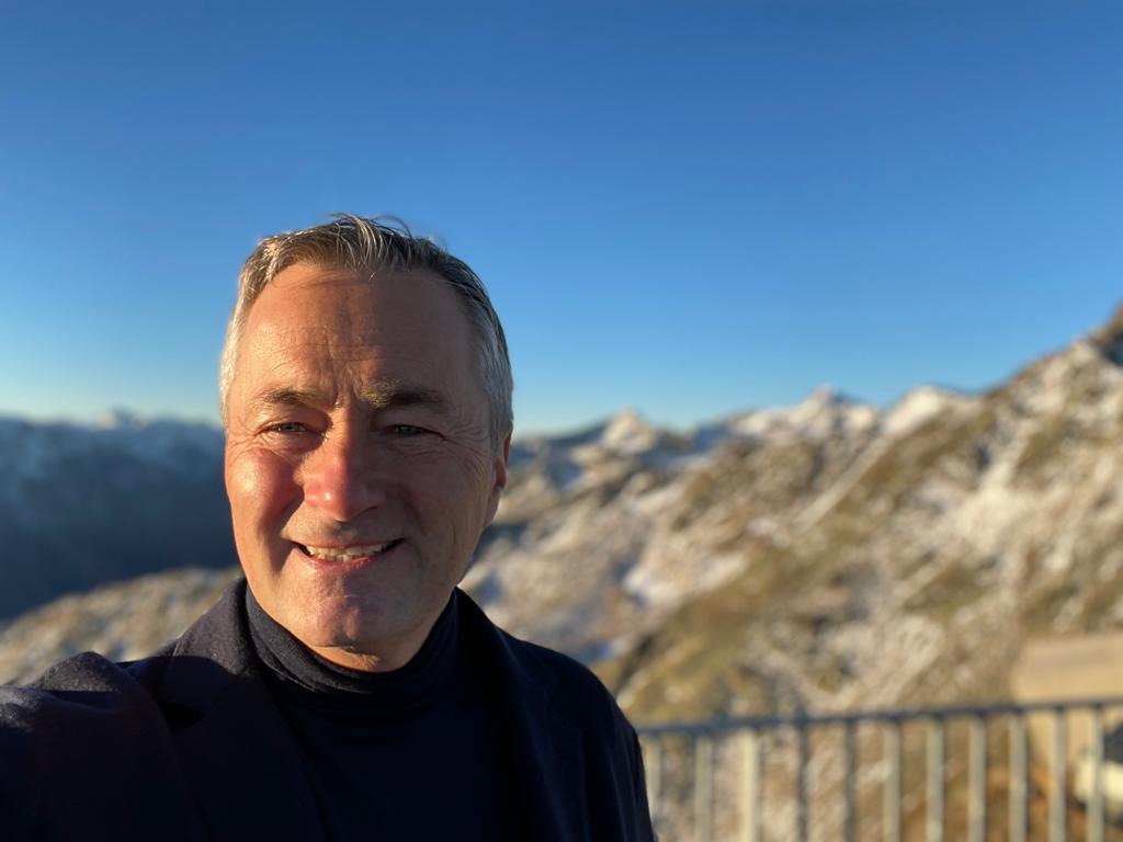 H_Ametsreiter's tweet photo. Gleich geht’s los! 👏 Auf 3.048 Metern Höhe beschreiten wir heute mit 50 Pionieren aus der @DigiBewegung neue digitale Pfade. 🏔️🚀 Ziel: Eine TECH AGENDA, mit der wir die #Zukunft nach Corona neu schreiben. Gehen wir‘s an! 💪 #GigaGipfel https://t.co/XTMJCY1Jmd