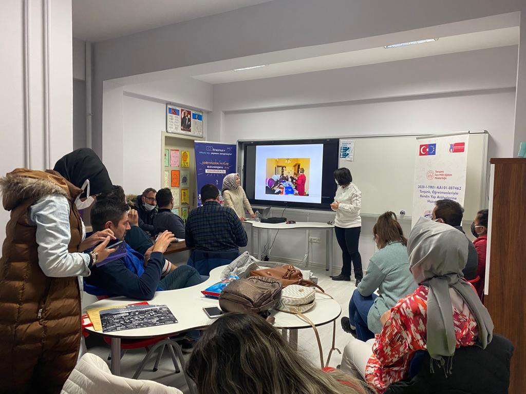 Diywe_Project's tweet photo. 03-09/10/2021 tarihlerinde Macaristan/Budapeşte şehrinde #Erasmus+ programıyla gerçekleştirilen #fcl #geleceğinsınıfları eğitimine katılan grubu temsilen Melike ve Neslihan hocalarımız #YENEP gönüllü ğretmenlerimize deneyimlerini, kazanımlarını aktardılar. Teşekkürler arkadaşlar. https://t.co/IBjKQJ809u