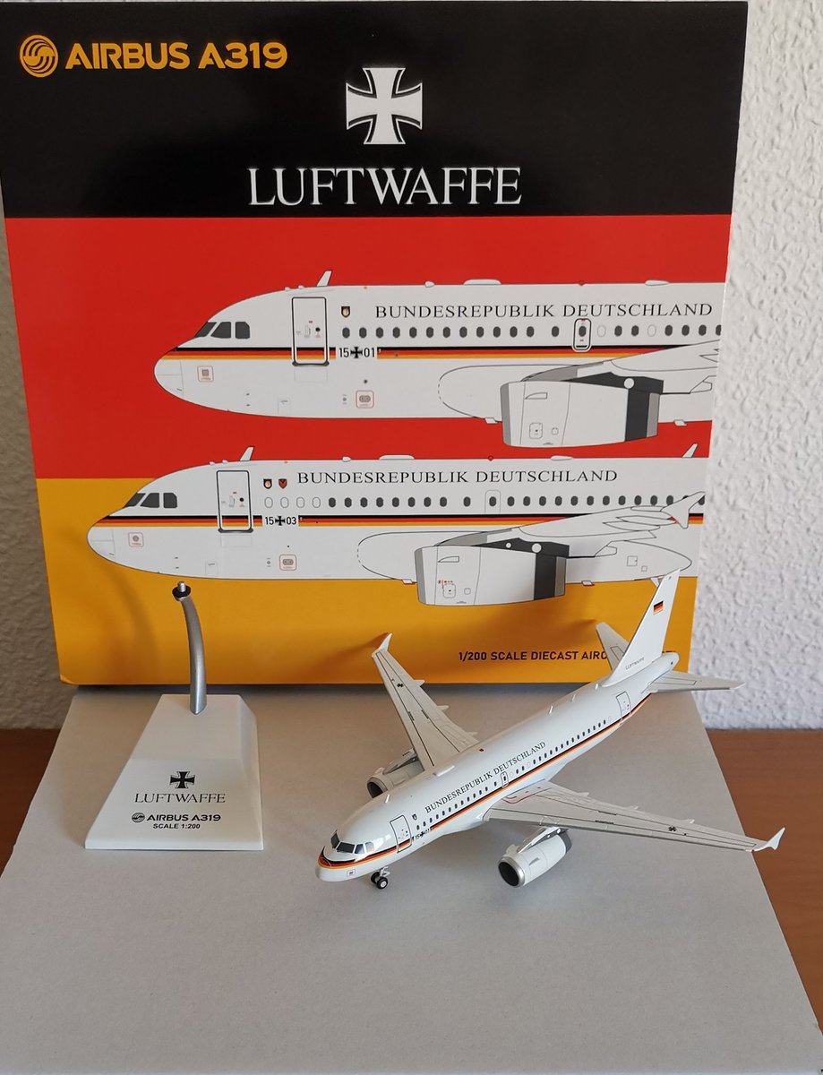 pedrospotter's tweet photo. #BuenosDias hoy comenzamos el día con un nuevo aterrizaje 🛬 en mi #coleccion #maquetas
#JCWings
#scale1200
Ref.: LH2247
#Airbus #A319CJ
15+01
#Luftwaffe #GermanAirForce
#miniaturas #Modelos #coleccionismo #diecast #maqueteros #diecastplanes #Modelismo #Hobby @FranciscoMaeso
👇 https://t.co/l3BnKTvBas