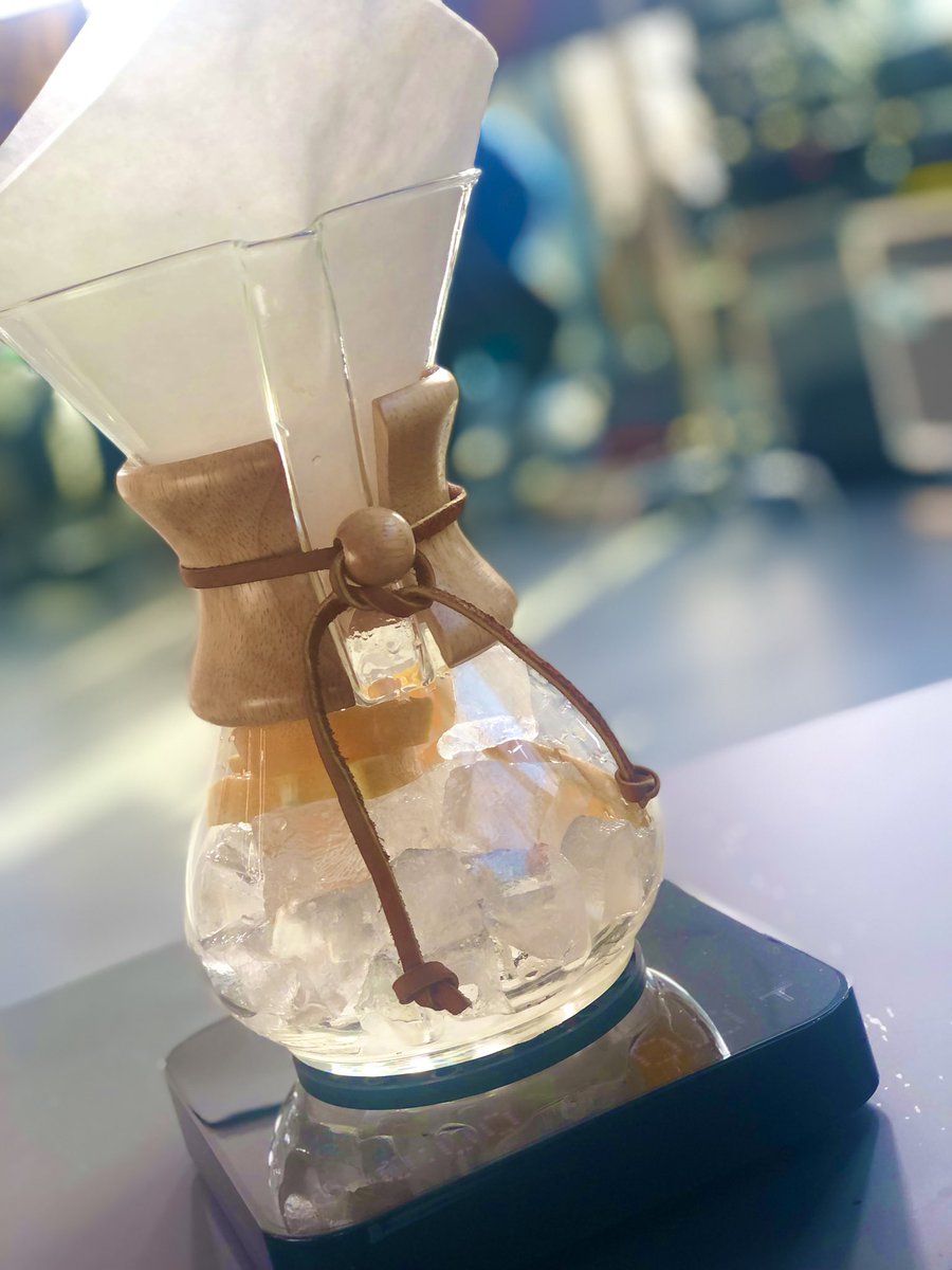 Chocollat's tweet photo. Live din studio. Ne distram de dimineața cu #icedcoffee făcută la #chemex #fromtheset https://t.co/el1RevO1iA
