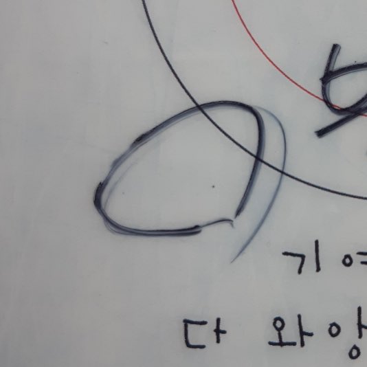 dreams_ctrue's tweet photo. 인쇄소에서 처음 인쇄 했을 때 원형 창쪽에 미세한 하자가 있어 급하게 다시 했지만 이번에는 이렇게 미세한 점이 모든 콜북에 생겼다고 연락을 받았습니다.

이대로 진행하면 다음주 중으로 제 쪽에서 발송이 가능할 것 같고 다시 긴급 인쇄 들어가면 다음주쯤 업체측에서 배송이 가능하다고 합니다. https://t.co/71xTQGiZTF