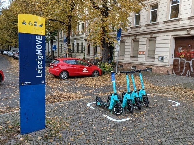 E-Scooter gibt's jetzt auch in Leipzig. Allerdings nur Miete und Rückgabe in 'Dropzones' an Mobilpunkten bzw. Mobilitätsstationen.