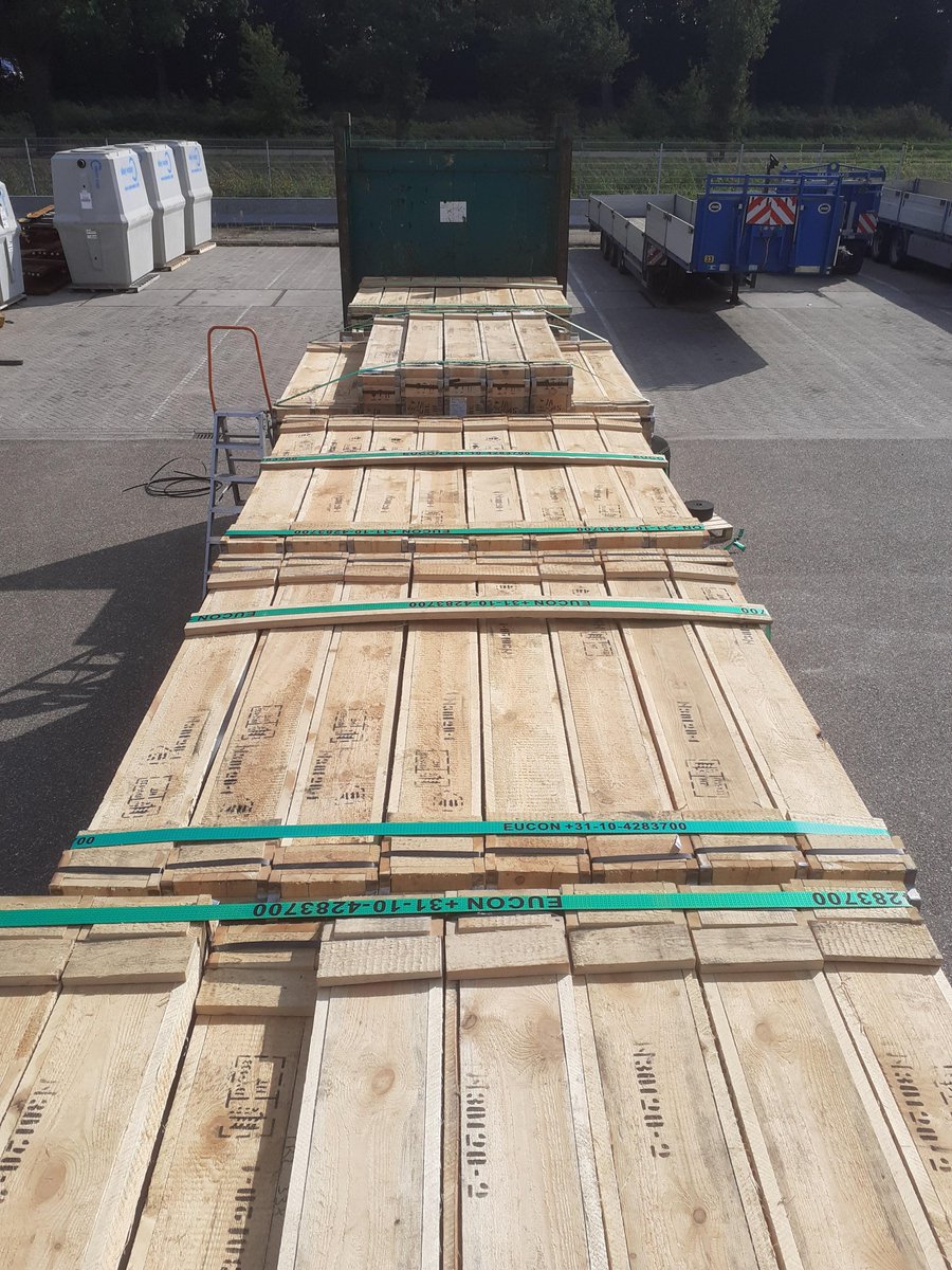 Voor Glasmij Venlo B.V. is het de taak om voor iedere bestemming een passende transportmodus te vinden.
Voor een project in Ierland is het glas overgeladen op flat rack containers (een laadvloer met kop en eind-schot), netjes afgezeild.
#flatrack #glas #ierland #tuinbouw