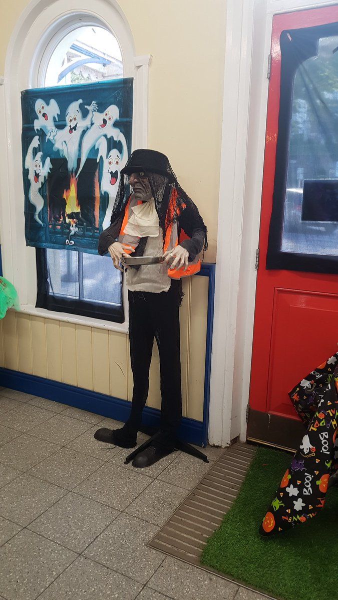 Haslemere_iHub's tweet photo. #haslemere station staff have excelled again, decorating the booking hall for #Halloween. Nice work Queenie! https://t.co/1cSYDZGW7c https://t.co/HigFgxkfGE